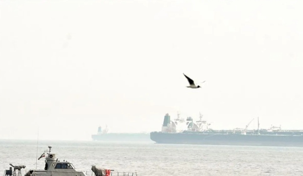 Kapal-Kapal Komersial Selat Hormuz Ditembak Rudal IRGC