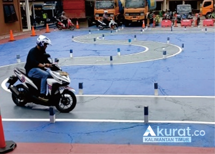 Kapolres Kutai Barat KalimantanTimur melakukan perubahan lintasan ujian SIM C.