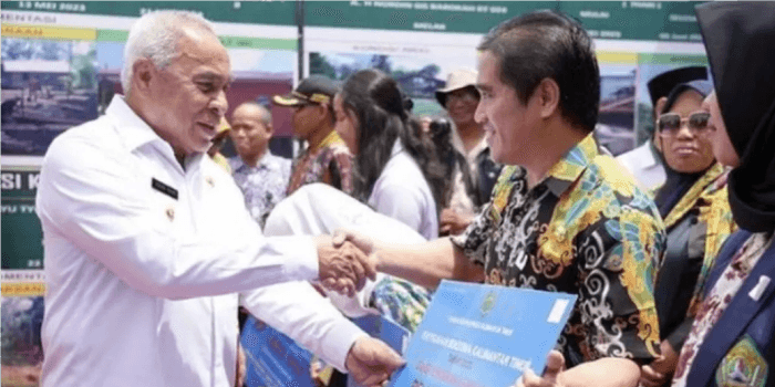 Isran Noor membagikan beasiswa 6.784 mahasiswa dan pelajar Kutai Barat