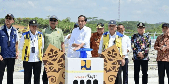 Presiden mulai memutar tuas untuk mulai memompa air ke Bendungan Sepaku Semoi untuk IKN.