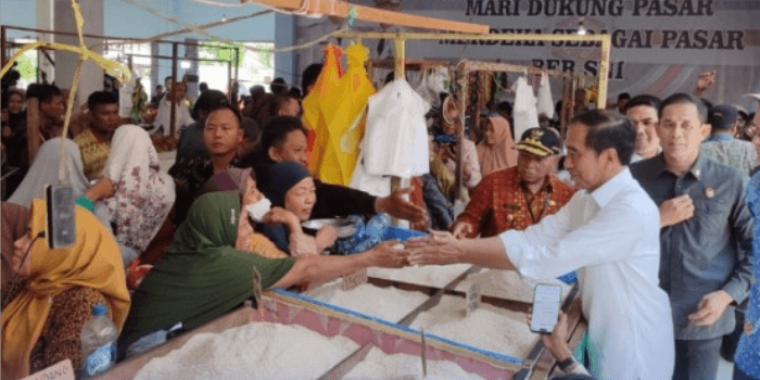 Presiden Jokowi meninjau stabilitas harga bahan pokok di Pasar Merdeka Samarinda.