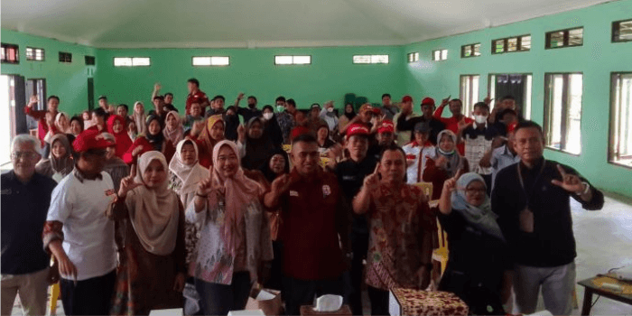 Diskominfo Kaltim mendukung warga Desa Loa Duri Ilir dalam menggunakan laporan SP4N.