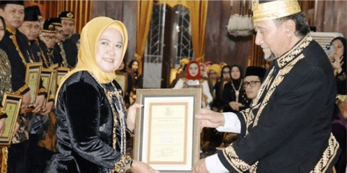 Sultan Kutai Kartanegara Ing Martadipura Memberikan Gelar Kebangsawanan