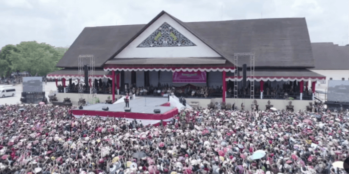 Puluhan Ribu Warga Kubar Sambut Kedatangan Jokowi di Alun-Alun Itho Sendawar