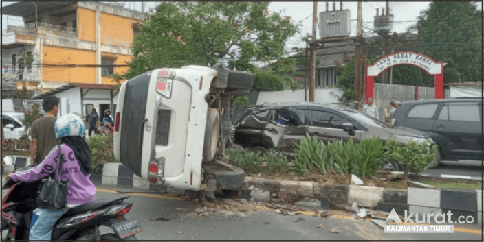 Kecelakaan Mengerikan di Jalan Raya Samarinda, Fortuner Terbalik Setelah Menabrak Median Jalan