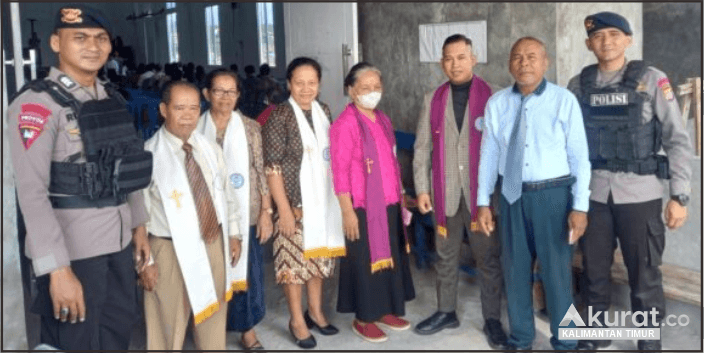 Anggota Batalyon A Pelopor Satbrimob Polda Kaltim Memastikan Keamanan Gereja saat Kebaktian Umat Kristiani