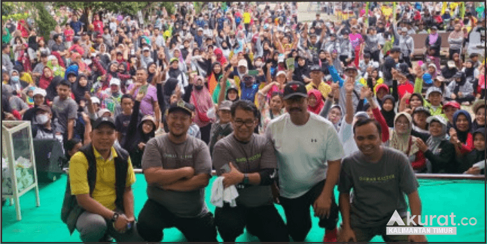 Antusiasme Luar Biasa! Ribuan Warga Tenggarong dan Sekitarnya Padati Kawasan Timbau untuk Acara Jalan Sehat HUT ke-17 Koran Kaltim