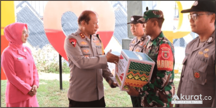 Kapolda Kaltim Bagikan Tali Asih kepada Perwakilan Personel Polsek Tenggarong Seberang dan Koramil 0906/14