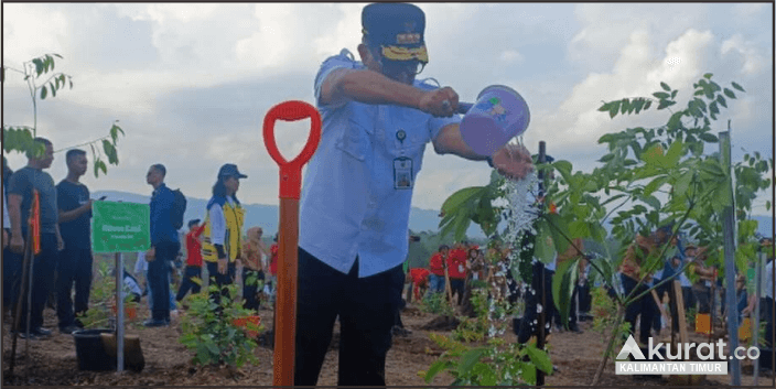 Pj Gubernur Kaltim dan Presiden RI Menebar Harapan di IKN dengan Penanaman Pohon