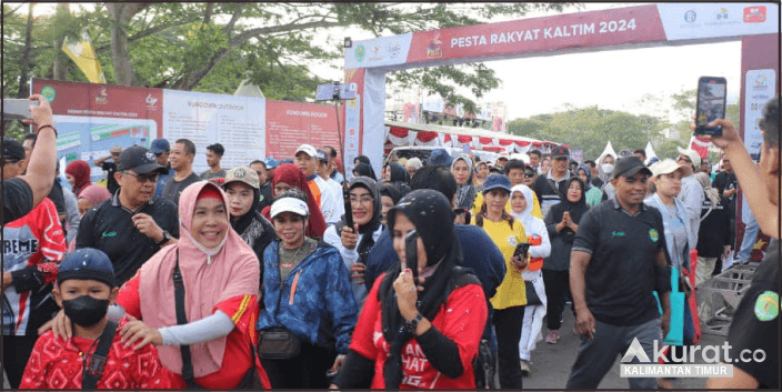 Gelora Kadrie Oening Sempaja Samarinda Bergemuruh dalam Jalan Sehat Meriah HUT ke-67 Provinsi Kalimantan Timur