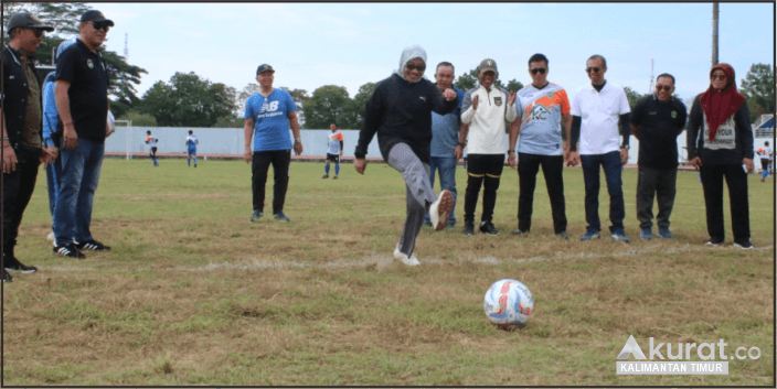 Sekda Kaltim Sri Wahyuni Tendangkan Bola Pertama, Resmi Buka Turnamen Sepak Bola HUT ke-67 Kaltim