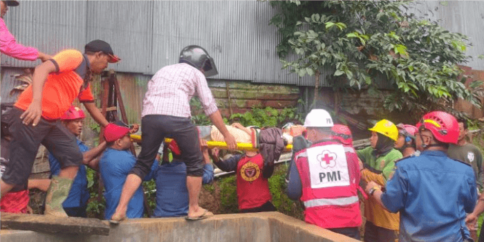 Tragedi Longsor di Samarinda: Empat Rumah Hancur, Satu Korban Jiwa, Tim SAR Masih Lakukan Evakuasi