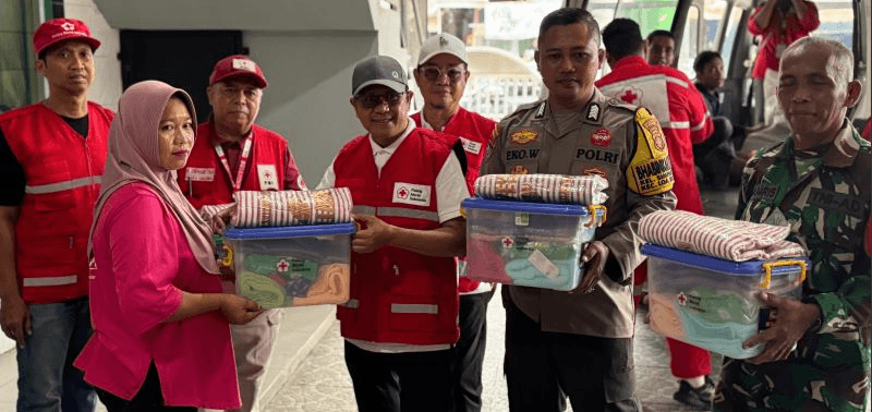 Salurkan 150 Paket Bantuan ke Warga Simpang Tiga